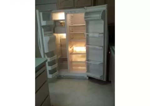 Kenmore 26.5 cu fridge/freezer side by side w/icrmaker